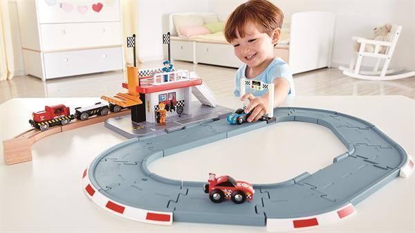 Автотрек Hape Гоночная трасса и станция (E3734)